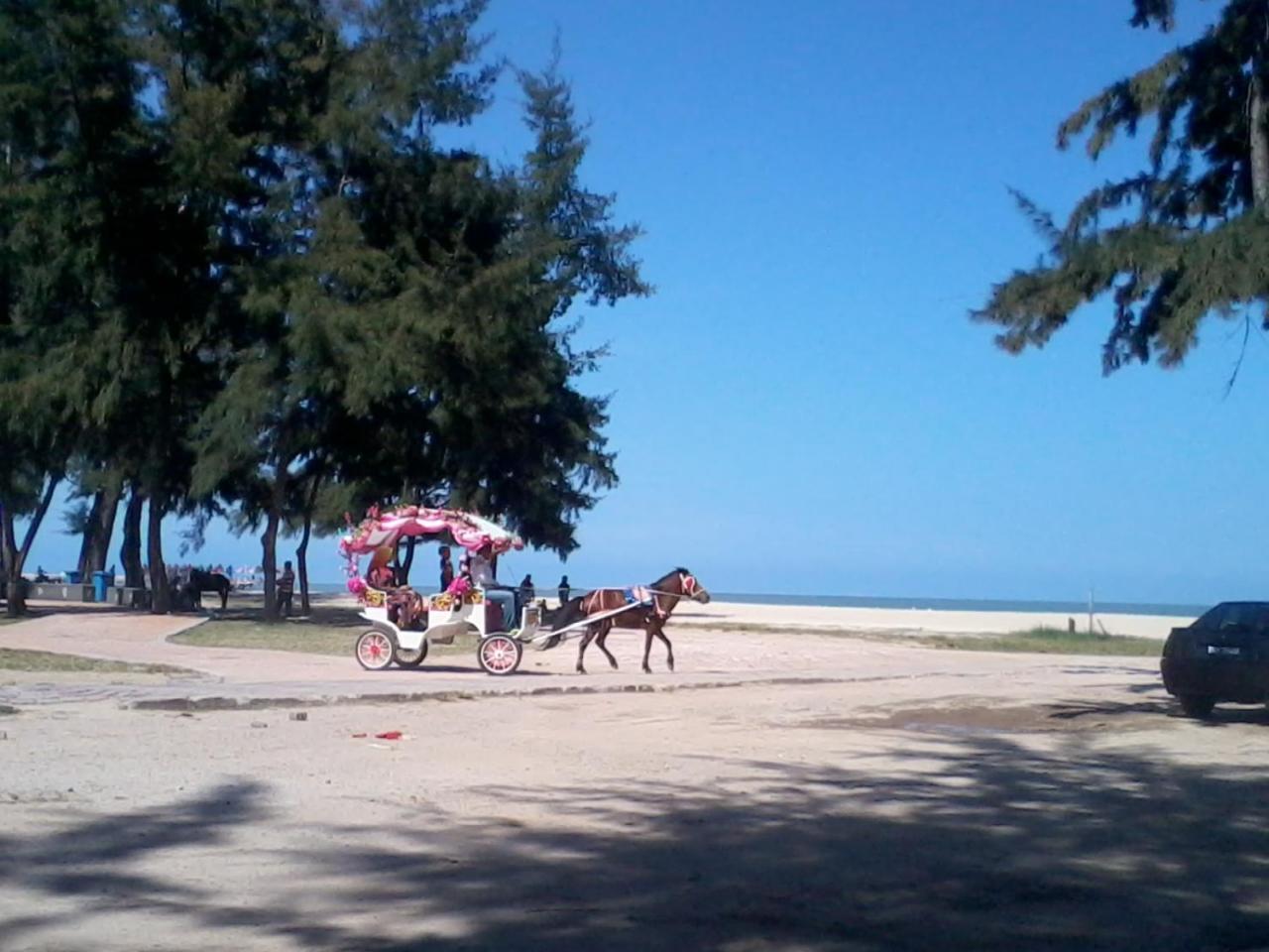 Apartamento Casa Inderaloka Pantai Batu Buruk Kuala Terengganu Exterior foto